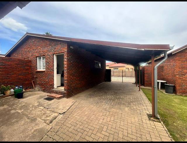4 BEDROOM TOWNHOUSE FOR SALE IN MEYERVILLE